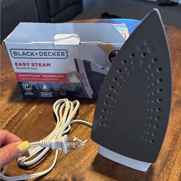 BLACK+DECKER Easy Steam Compact Iron, True-Glide Non-Stick Soleplate, Steam - Picture 7 of 9